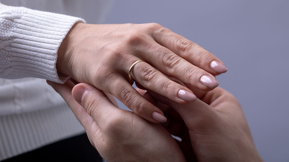 O que gravar na aliança de casamento