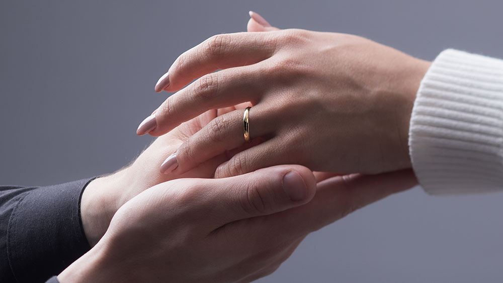 Qual a diferença entre aliança de compromisso, noivado e casamento