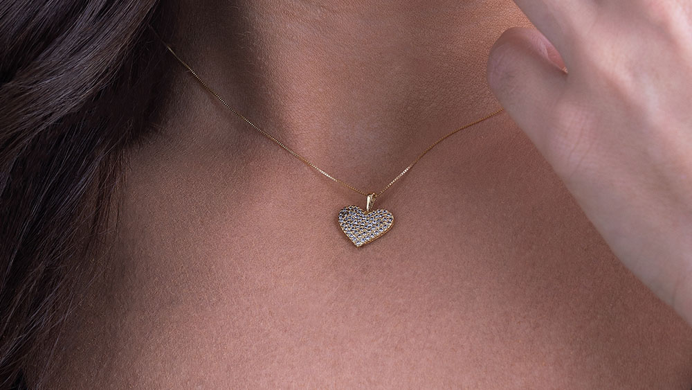 Colar com pingente de pedra