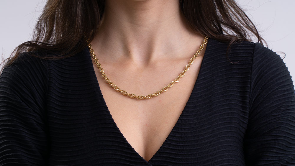 Colar curto e decote em V