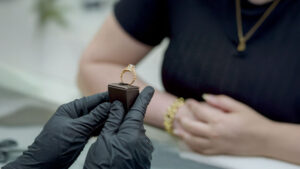 Estratégias comerciais para vendedores de joias em ouro