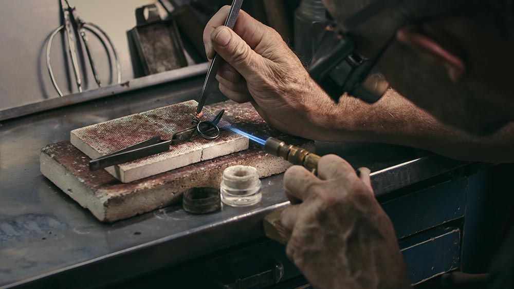 A tecnologia substitui o trabalho do ourives