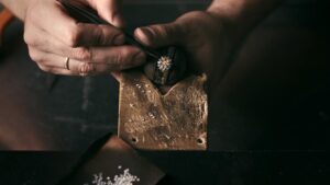 como uma joia de ouro é fabricada