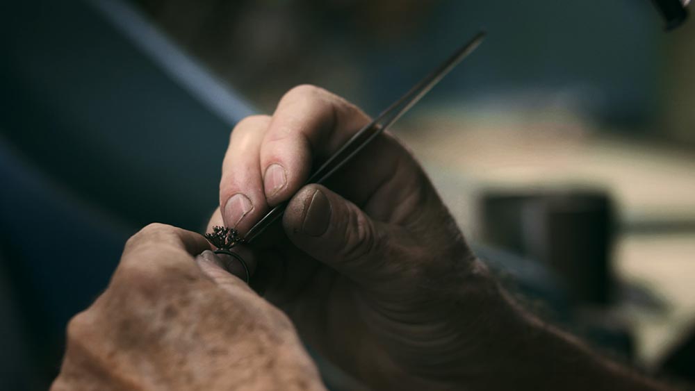 Por que o trabalho artesanal agrega valor às joias