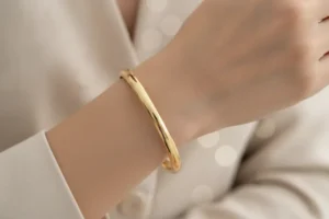 Bracelete fechado em ouro 18k no pulso feminino