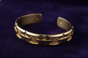 Detalhes do bracelete rígido em ouro 18k refinado
