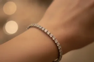 Bracelete riviera cravejado com pedras reluzentes