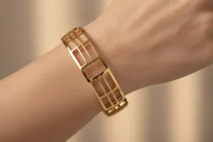 Bracelete vazado de ouro com design geométrico luxo