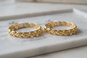 Comparação de tons do bracelete em ouro 10K e 18K.