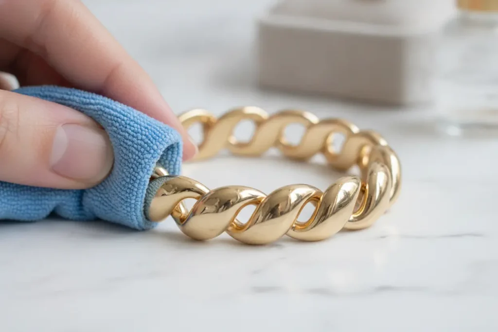 Cuidados e limpeza do bracelete masculino de ouro.