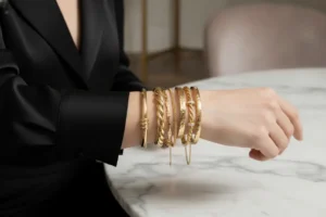 Mix sofisticado de braceletes e pulseiras de ouro